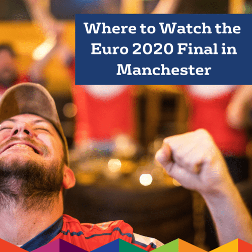 Ein Mann mit einer Kappe jubelt mit erhobener Faust; auf einem Banner steht „Wo kann man das Finale der EM 2020 in Manchester sehen?“, was die Spannung des Finales der EM 2020 einfängt.