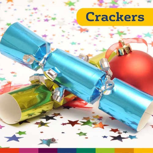 Três brilhantes biscoitos de Natal e uma bola de Natal vermelha em uma superfície coberta de confete, capturando o espírito festivo do Natal em Manchester, com a palavra "Crackers" em uma faixa amarela no canto superior direito.