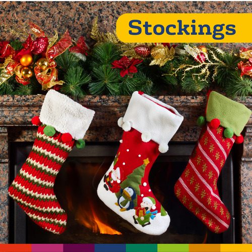 Três meias de Natal coloridas estão penduradas na lareira decorada com guirlandas e enfeites, evocando o espírito aconchegante do Natal em Manchester; uma etiqueta diz "Meias" no canto superior direito.