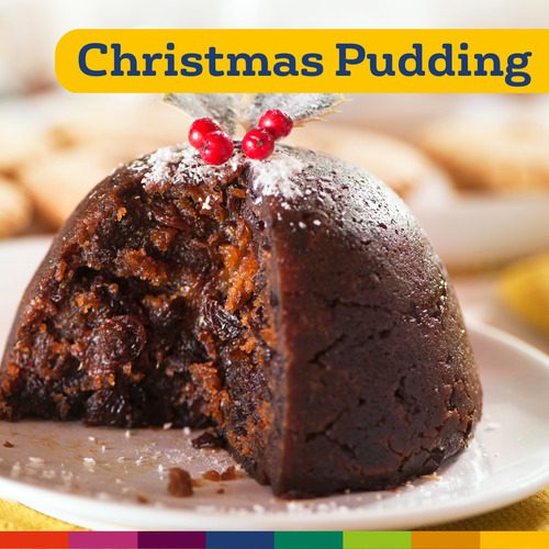 Um pudim de Natal tradicional com uma fatia removida, coberto com açúcar de confeiteiro e azevinho, em um prato branco — perfeito para celebrar o Natal em Manchester.