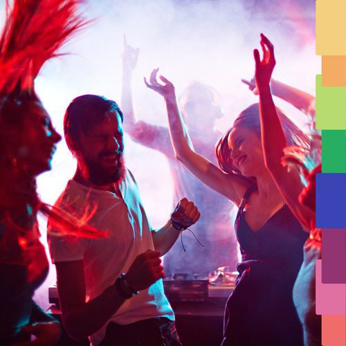 Gente bailando enérgicamente en un club con luces de colores y humo, un DJ de fondo y bloques de colores vibrantes a la derecha: una instantánea de la vida nocturna de Manchester en su máxima expresión.