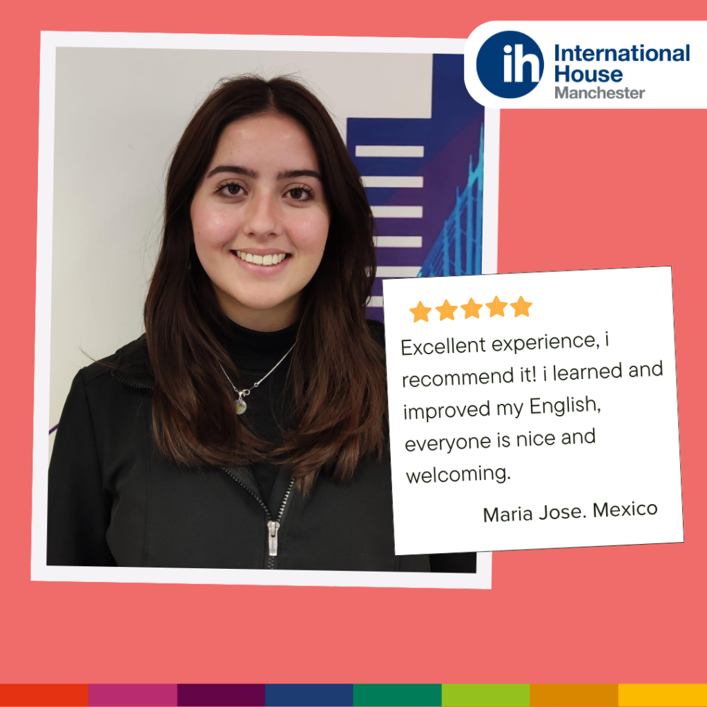 Una giovane donna sorridente di fronte a un muro, con accanto una testimonianza di Student Reviews che evidenzia la sua esperienza positiva nell'apprendimento dell'inglese presso l'International House Manchester.