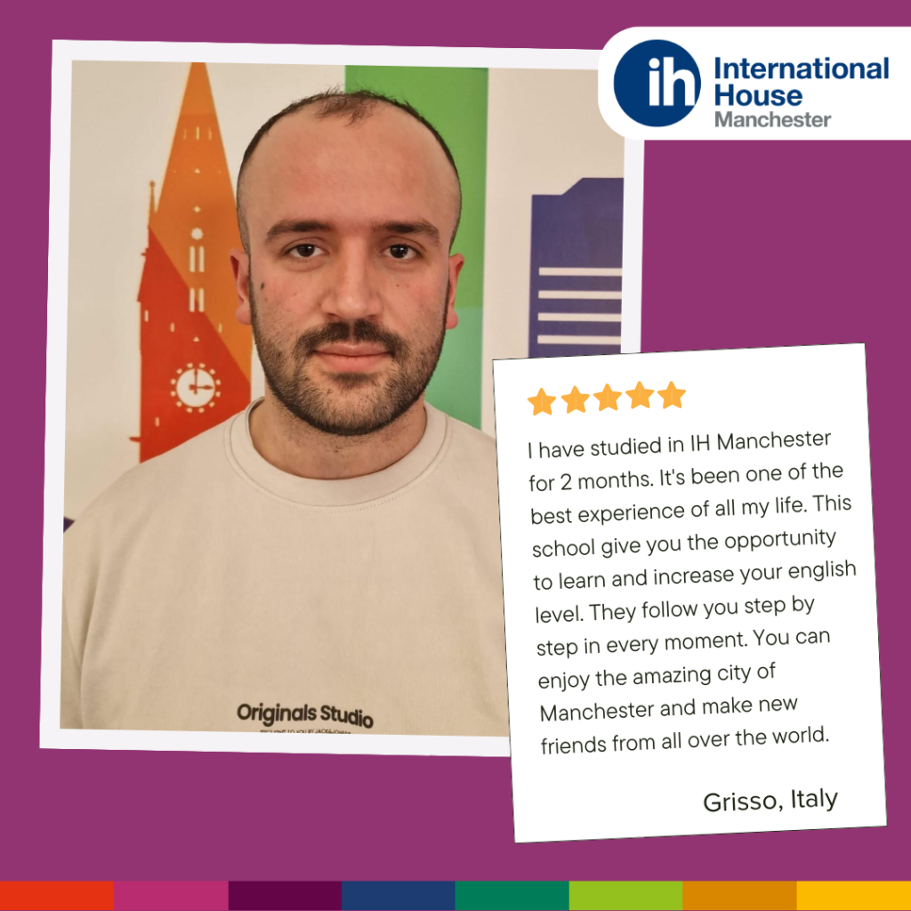 Un uomo è in piedi davanti a uno sfondo colorato accanto a una recensione di uno studente dell'IH Manchester, che elogia la scuola e la sua esperienza di apprendimento dell'inglese a Manchester, firmata da Grisso dall'Italia.