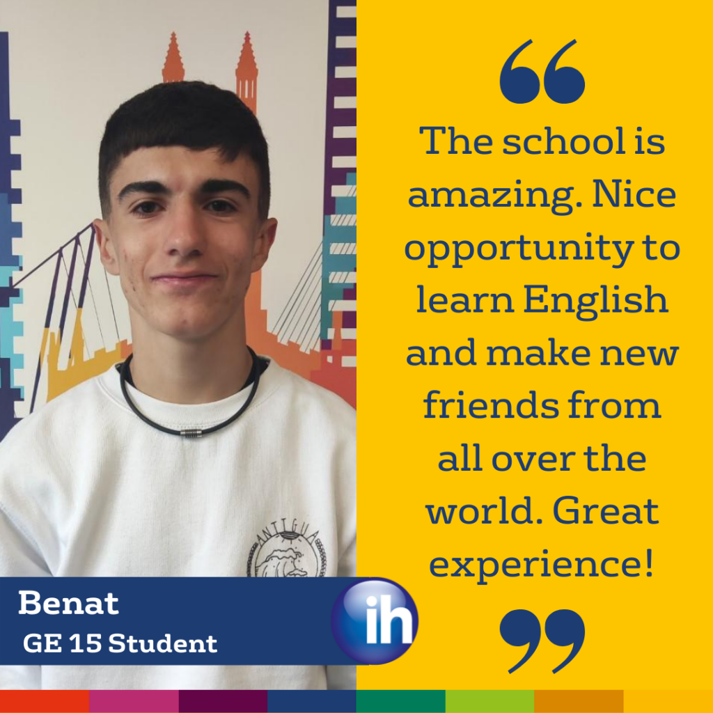 Uno studente è in piedi davanti a uno sfondo colorato; accanto a lui c'è una testimonianza di Student Reviews, che elogia la scuola per l'apprendimento dell'inglese e le opportunità sociali.