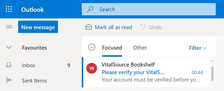 Ein Screenshot des Outlook-Posteingangs zeigt eine ungelesene E-Mail von VitalSource Bookshelf mit dem Betreff „Bitte überprüfen Sie Ihre VitalS …“ unter der Registerkarte „Fokussiert“ neben einer Nachricht mit dem Titel „Willkommen bei IH Manchester“.