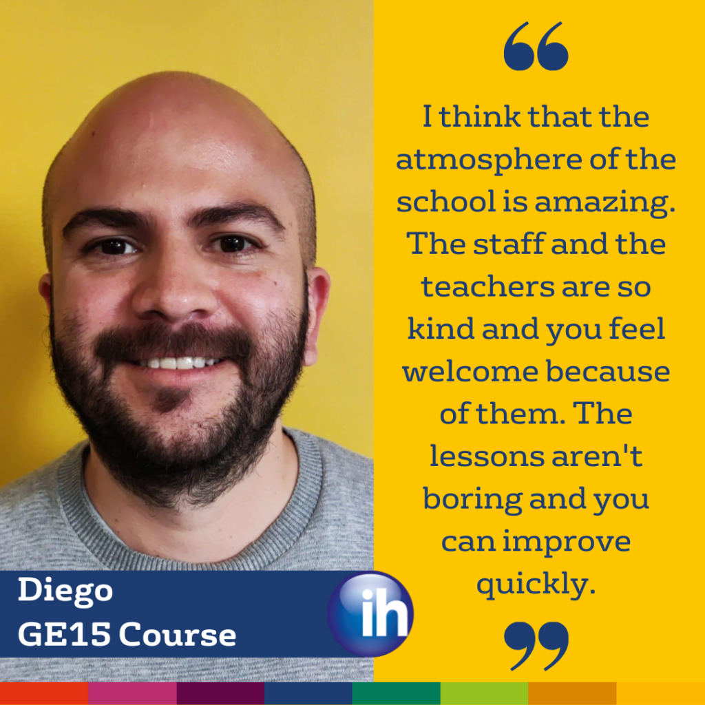 Un uomo sorridente con la barba è in piedi davanti a uno sfondo giallo. Il testo accanto a lui riporta le recensioni degli studenti, tra cui una testimonianza positiva sull'accoglienza del personale scolastico e sulle lezioni coinvolgenti.