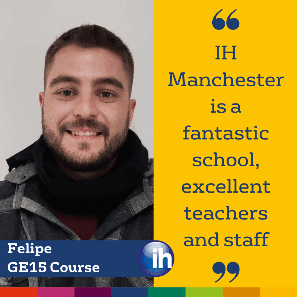 Un uomo sorridente su uno sfondo giallo e blu con una citazione che elogia gli eccellenti insegnanti e il personale dell'IH Manchester, riflettendo le recensioni positive degli studenti. Testo: "Corso Felipe GE15".