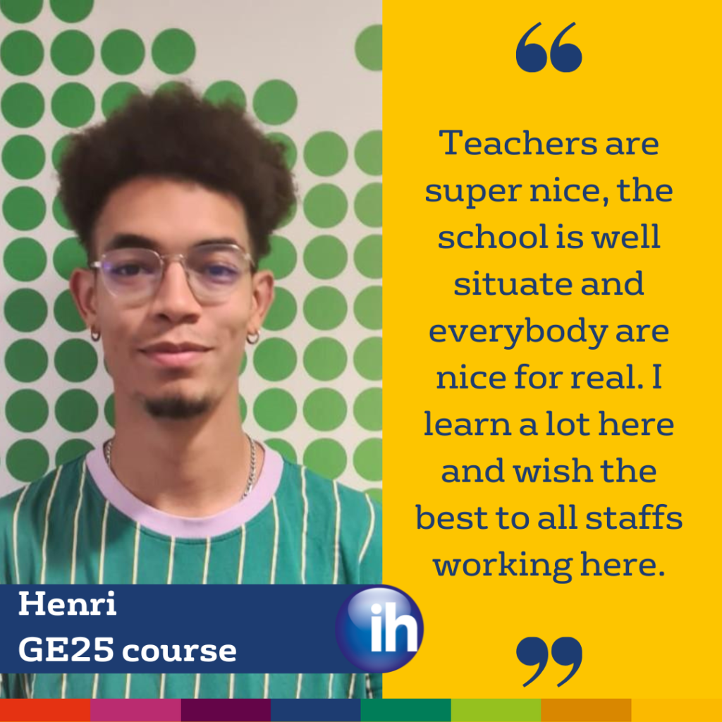 Un giovane con occhiali e orecchino è in piedi davanti a uno sfondo verde a pois. Accanto a lui, le recensioni degli studenti evidenziano la sua testimonianza sulla scuola e sugli insegnanti, insieme al suo nome e al corso.