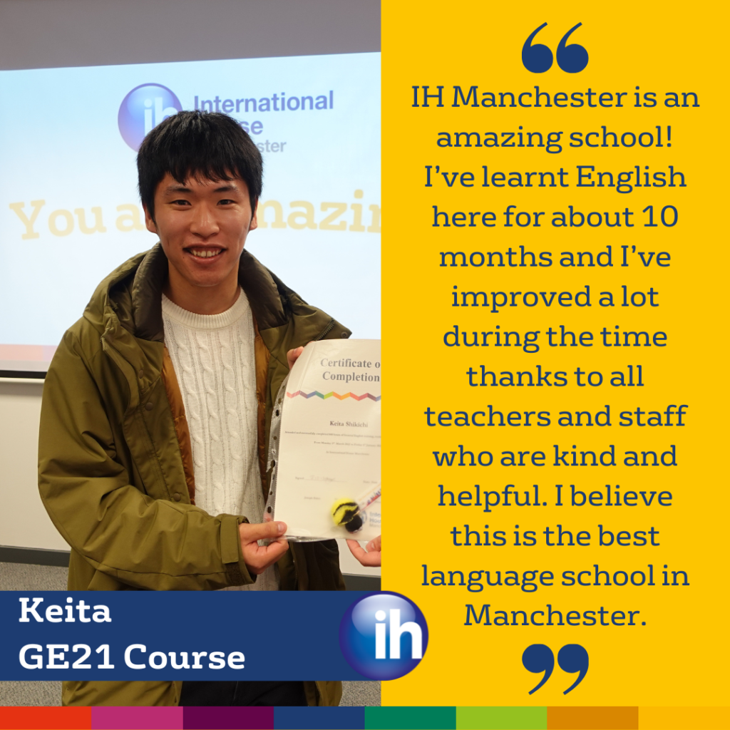 Uno studente sorridente tiene in mano un certificato in classe. Una barra laterale gialla mostra la sua recensione, che elogia l'IH Manchester come la migliore scuola di lingue, con il logo dell'IH Manchester ben visibile.