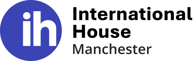 青い円の中に白い小文字の「ih」と、円の右側に黒字で「Manchester」という単語が入ったロゴ。