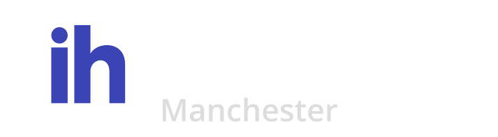 インターナショナル ハウス マンチェスターのロゴ。黒い背景に、白い円の中に青い「ih」と、その横に白とグレーの文字で組織名が書かれています。