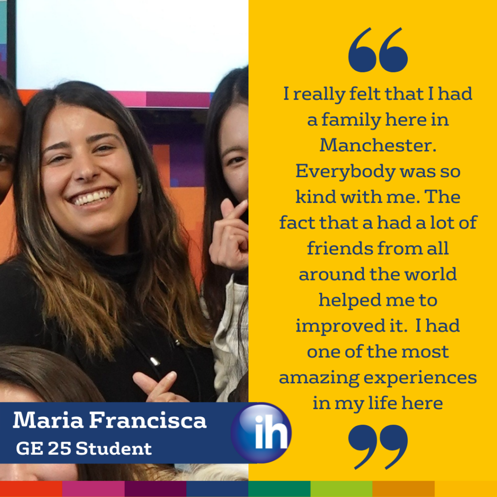 Una giovane donna sorride e posa con le amiche. Accanto a lei appare una testimonianza che evidenzia le sue recensioni positive da studente a Manchester, insieme al suo nome e al suo status di studentessa GE 25.