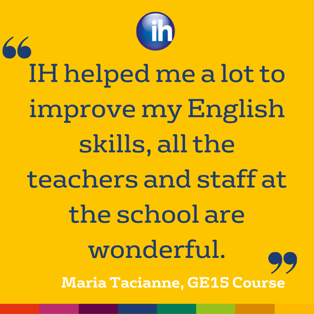 Una recensione di uno studente recita: "IH mi ha aiutato molto a migliorare il mio inglese, tutti gli insegnanti e il personale della scuola sono meravigliosi". – Maria Tacianne, corso GE15. Logo IH in alto.