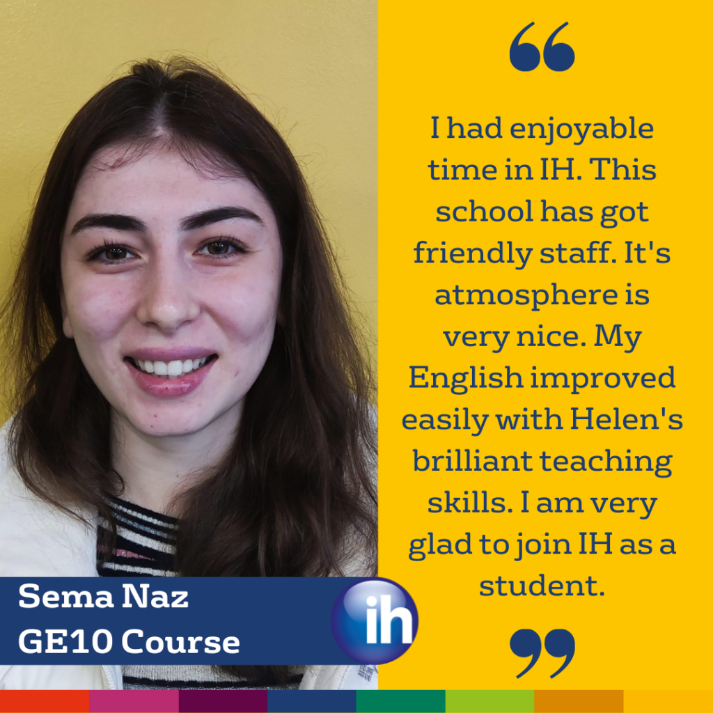 Una giovane donna con lunghi capelli castani sorride su uno sfondo giallo. Accanto a lei, una recensione di uno studente che evidenzia la sua esperienza positiva all'IH e il notevole miglioramento della sua conoscenza della lingua inglese.