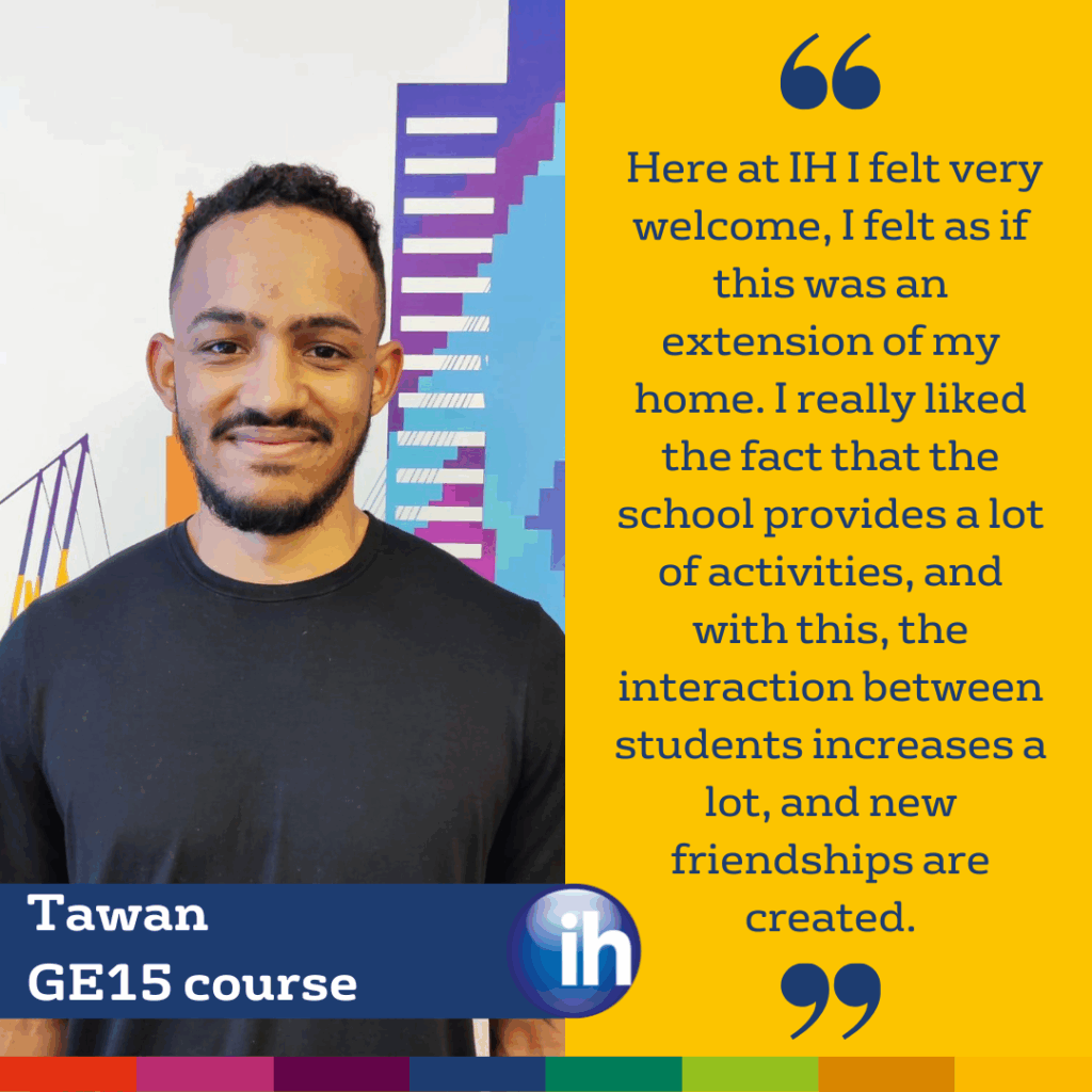 Un uomo è in piedi davanti a uno sfondo colorato. Accanto a lui, una recensione di uno studente che elogia l'IH per il suo ambiente accogliente e le opportunità di nuove amicizie. Il testo lo identifica come Tawan, del corso GE15.