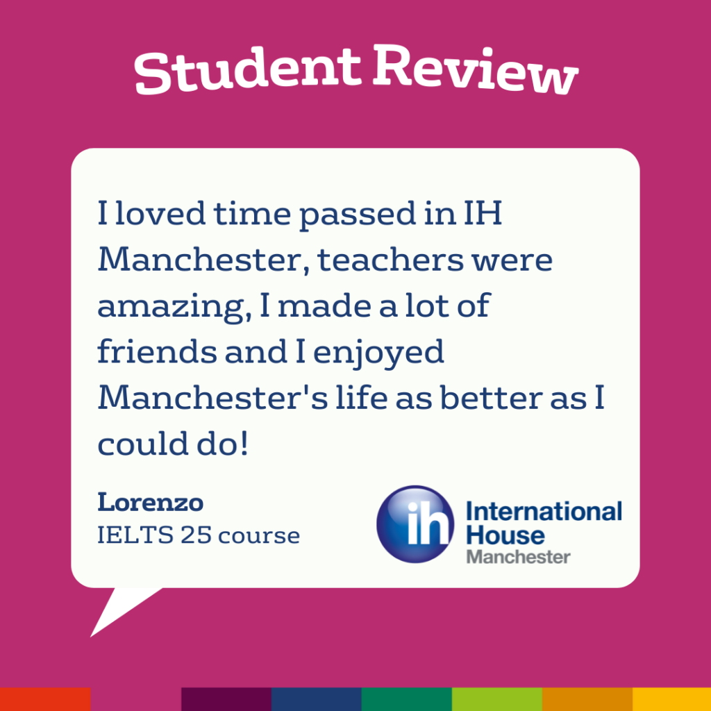 Le recensioni degli studenti elogiano l'IH Manchester per gli ottimi insegnanti, le amicizie che si creano e la vita piacevole a Manchester. Include il logo dell'International House Manchester.