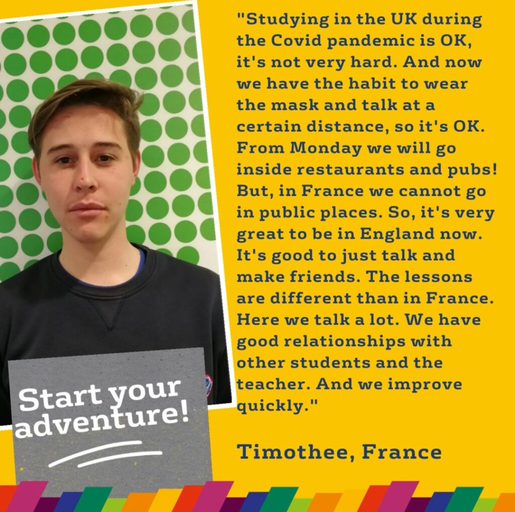 Un giovane è in piedi davanti a uno sfondo verde a pois accanto a una citazione da Student Reviews, che evidenzia le differenze tra lo studio nel Regno Unito e in Francia durante la pandemia di Covid.