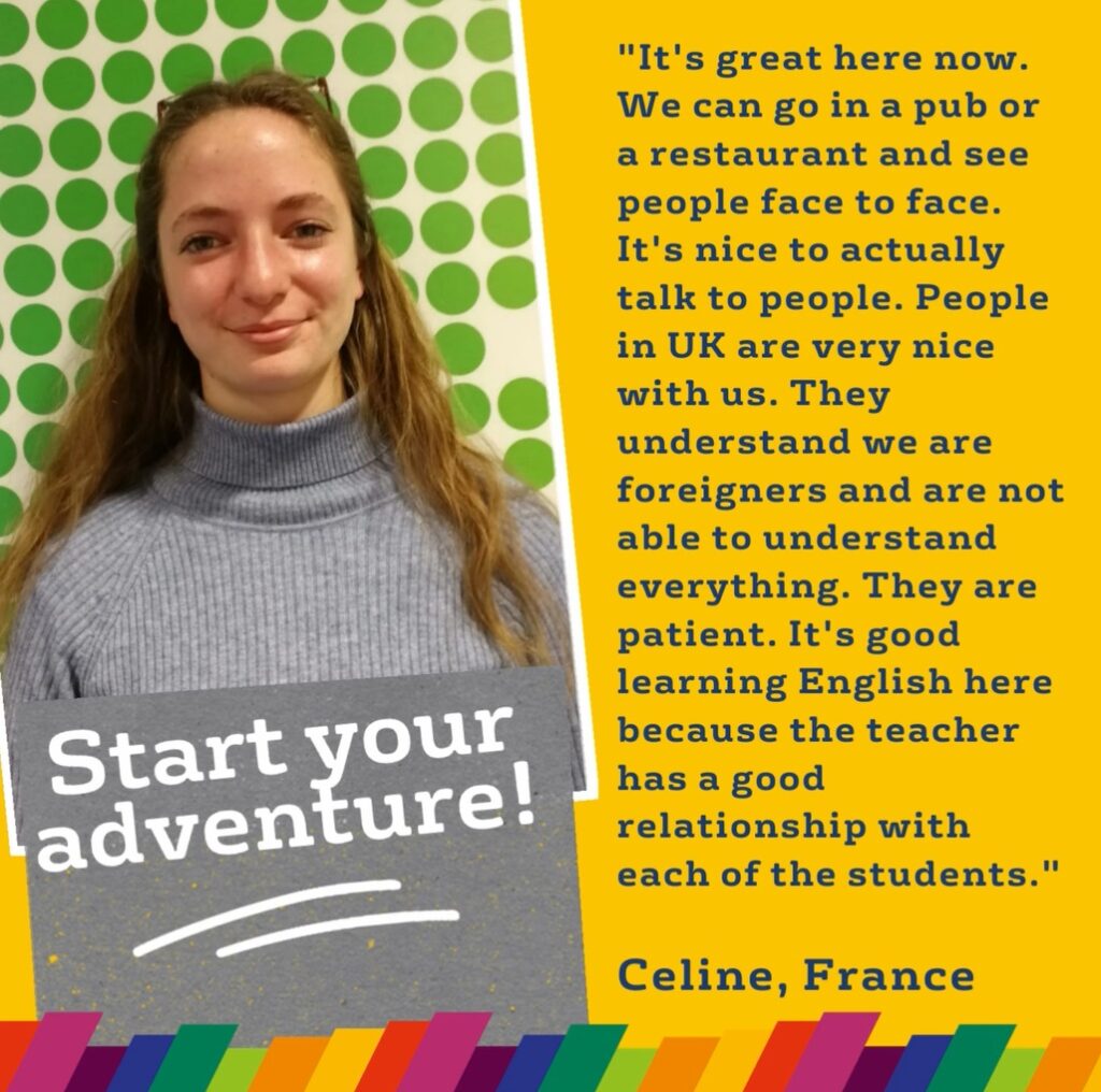 Una donna con un maglione grigio è in piedi davanti a uno sfondo verde a pois, accanto a una citazione sull'apprendimento dell'inglese nel Regno Unito da straniero, evidenziata dalle recensioni degli studenti. Il testo recita: "Inizia la tua avventura!".