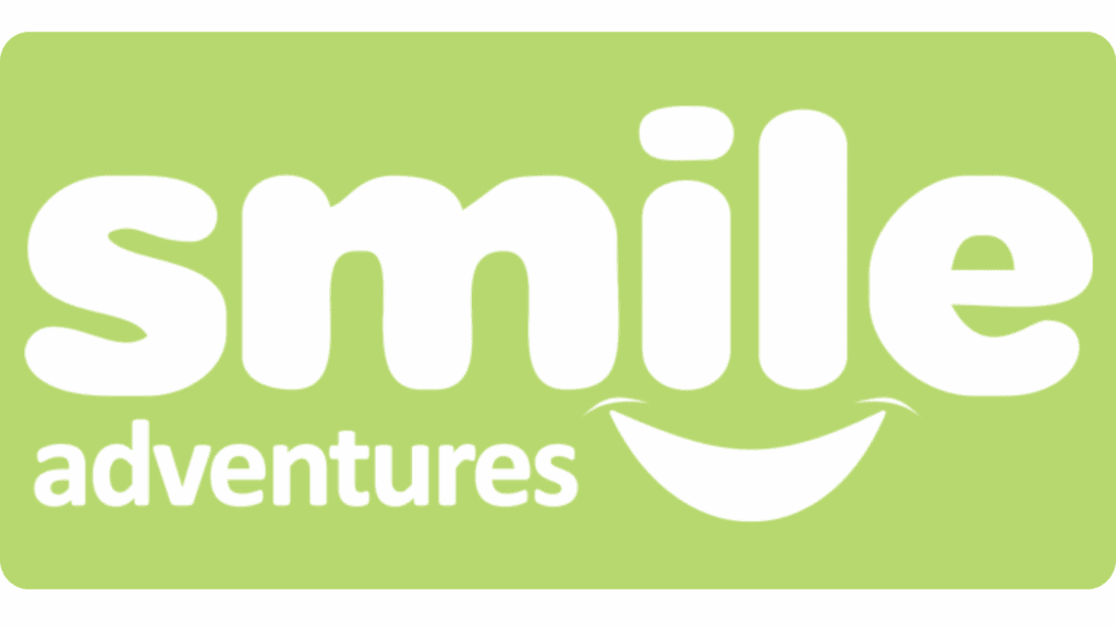 A imagem mostra um logotipo verde com as palavras "smile adventures". A palavra "smile" tem uma linha curva que lembra um sorriso abaixo do "m", refletindo a alegria das atividades sociais e das experiências compartilhadas.